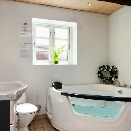 Feriehus Four-bedroom Holiday In 15 *